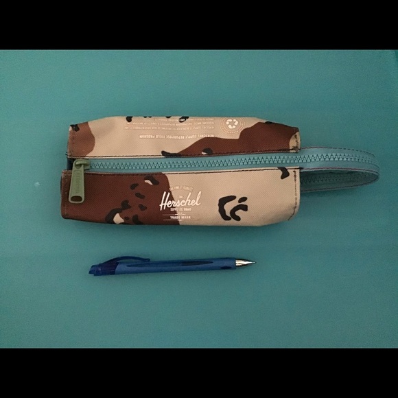 🌟$10 add-on🌟 Herschel NWOT pencil case/makeup bag - NWOT - Picture 2 of 7